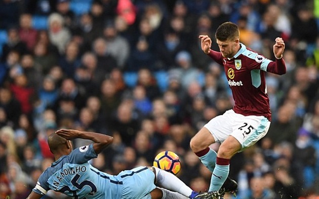 Fernandinho nhận thẻ đỏ sau một tình huống "cắt kéo" thô bạo.