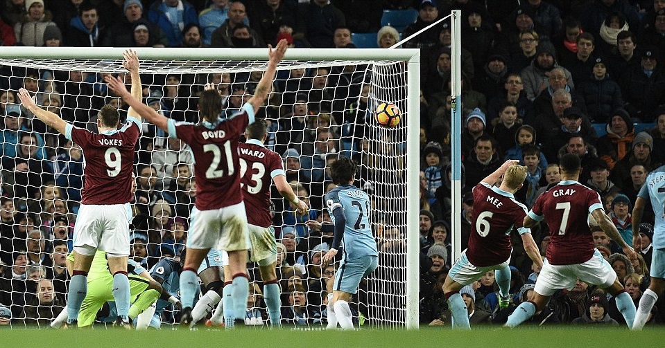 Ben Mee rút ngắn tỉ số cho đội khách nhưng đã quá muộn. Man City vẫn có được 3 điểm trọn vẹn.