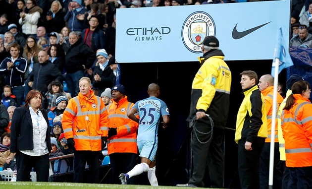 Việc thi đấu với 10 người đã khiến Man City gặp rất nhiều khó khăn.