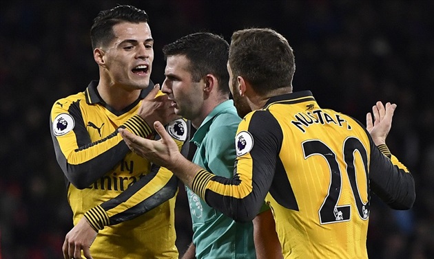 Anh tranh cãi với trọng tài Michael Oliver nhưng vẫn có một quả phạt đền cho đội chủ nhà.