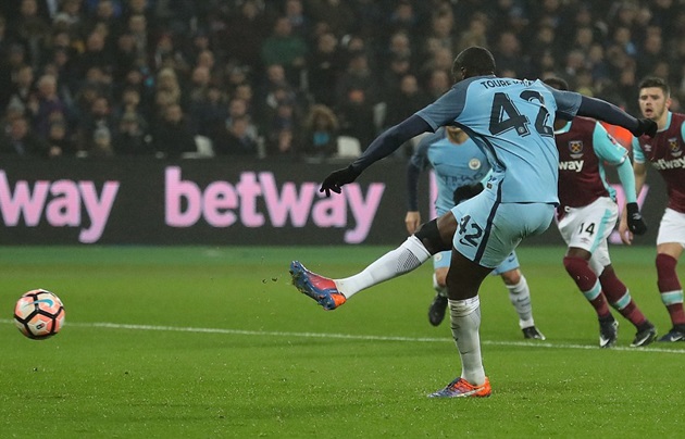 Trọng tài cho Man City được hưởng một quả phạt đền và Yaya Toure đã thực hiện thành công.