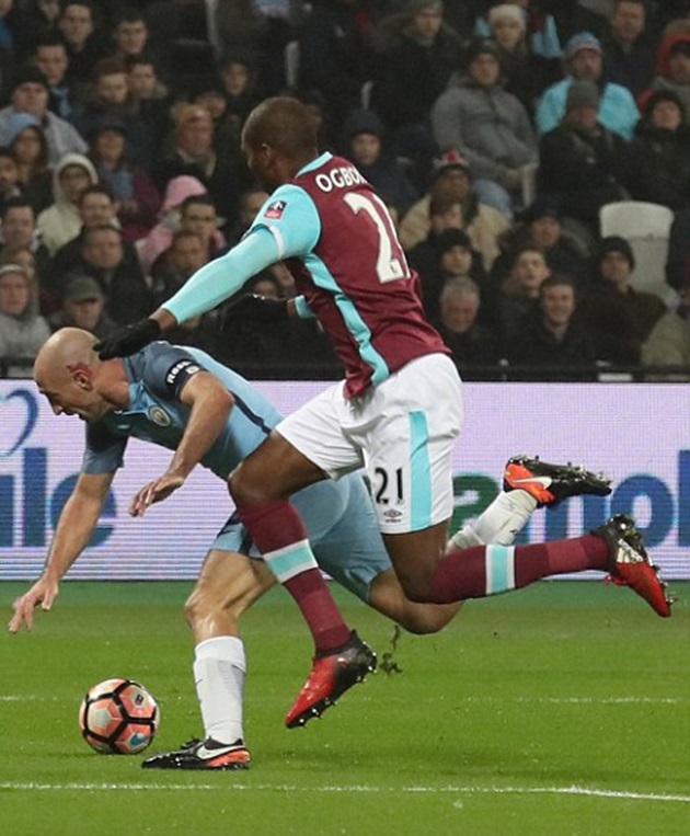 Zabaleta bị đẩy ngã trong vòng cấm ở phút 31.