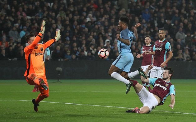 Pha đá phản lưới nhà của hậu vệ West Ham ở phút 41.