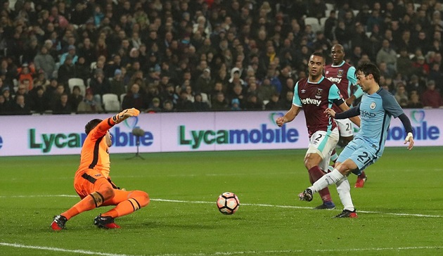 David Silva nâng tỉ số lên 3-0 hai phút sau đó.