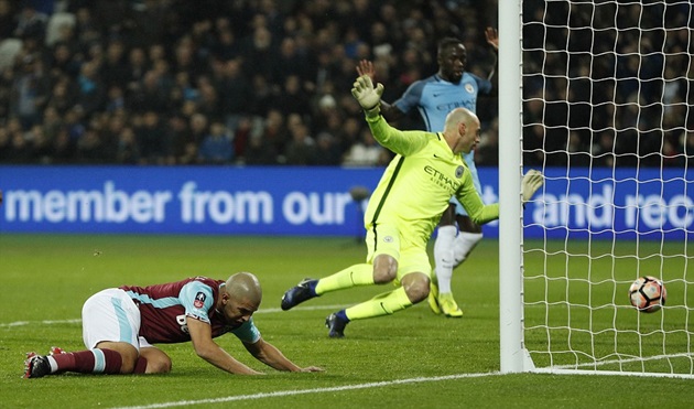 West Ham một vài cơ hội nhưng họ đều bỏ lỡ.