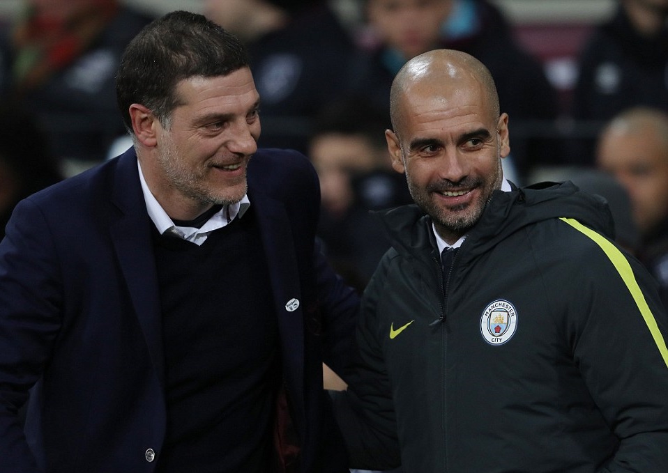 Hai HLV tươi cười bên ngoài đường pitch.