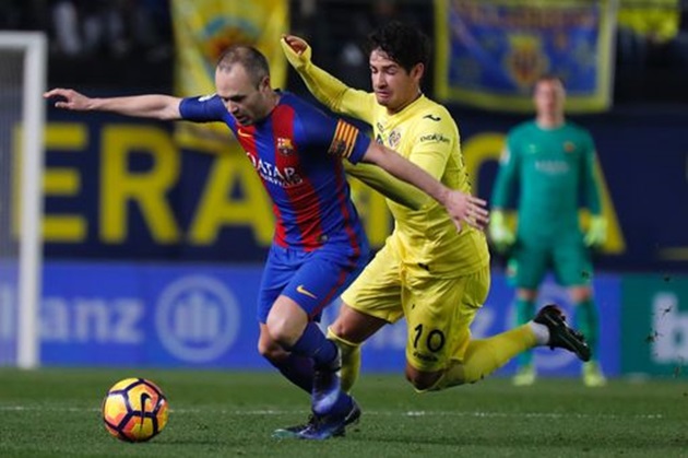 Iniesta bị theo rất sát suốt cả trận đấu.