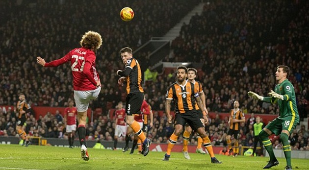Fellaini ghi bàn thắng nâng tỉ số lên 2-0.