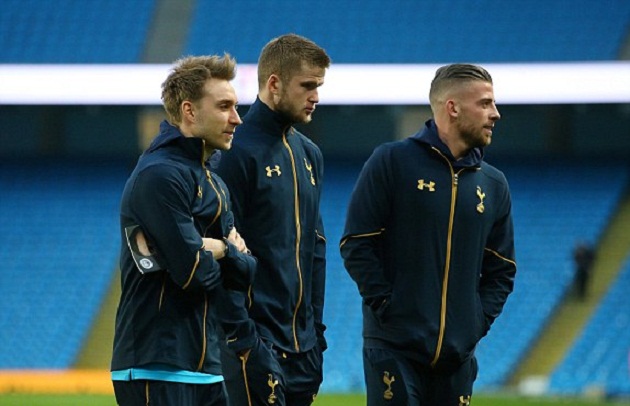 Eriksen, Dier and Alderweireld khởi động bên ngoài đường pitch.