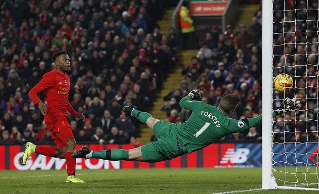 Sturridge bỏ lỡ cơ hội mười mươi.