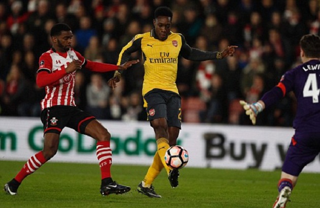 Welbeck lốp bóng mở tỉ số ngay ở phút 15.