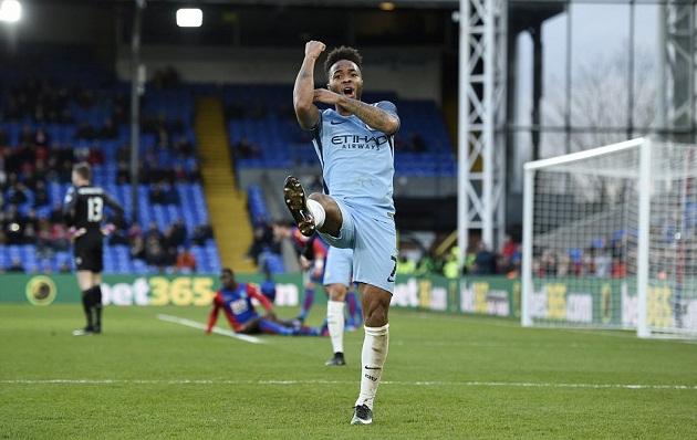 Sterling giúp Man City có lợi thế dẫn điểm 2 phút trước khi hiệp một khép lại.