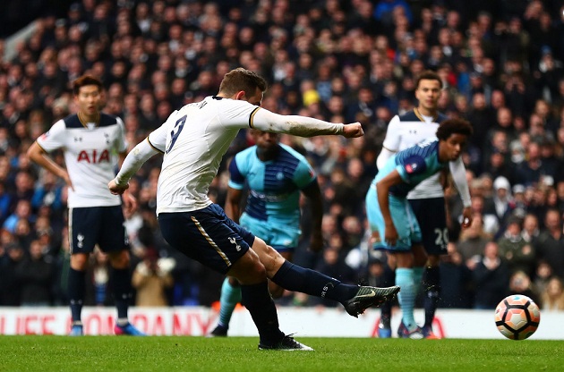 Vincent Janssen gỡ hòa trên chấm phạt đền.