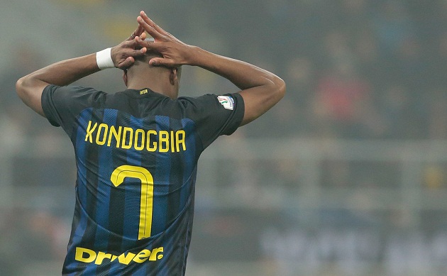 Kondogbia tiếc nuối khi sút bóng dội cột.