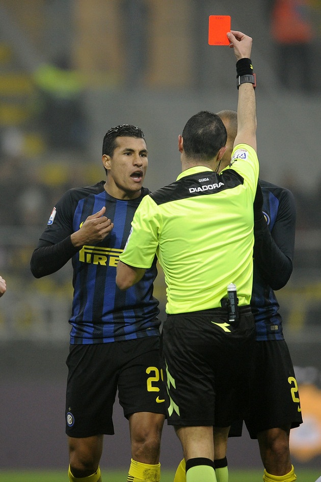 Tình thế càng khó khăn cho Nerazzurri khi trung vệ Miranda nhận thẻ đỏ ở phút 55.