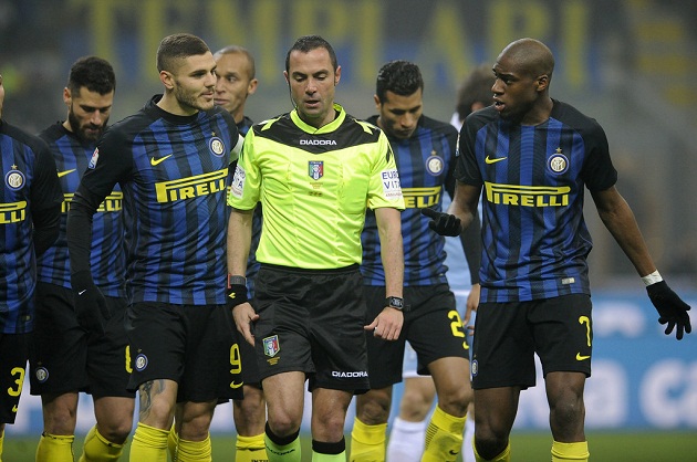 Các cầu thủ Inter phản ứng trước quyết định của trọng tài.