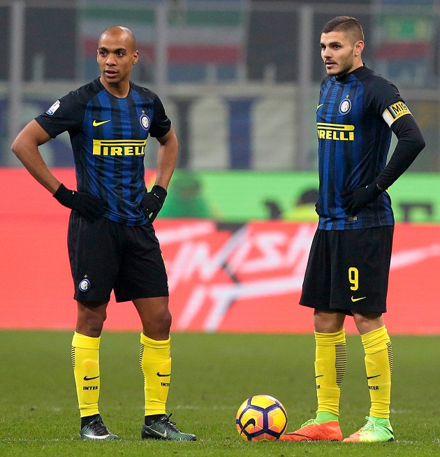 Icardi và Mario không thể giấu nỗi thất vọng.