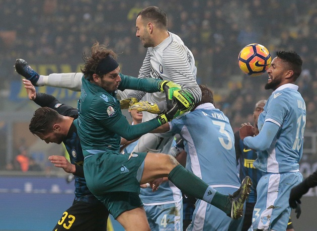 Đây là một trận đấu cực nóng với 2 thẻ đỏ chia đều hai bên.