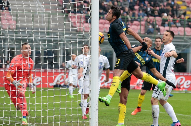 Pha dùng ngực ghi bàn của Eder ở đầu hiệp một.