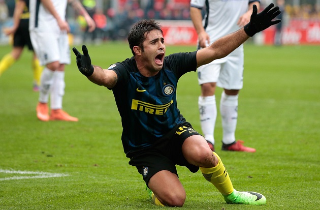 Eder muốn trọng tài thổi phạt đền.