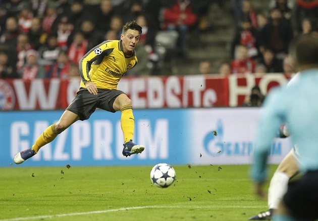 Mesut Oezil chỉ có đúng một pha bóng nguy hiểm về phía Neuer.