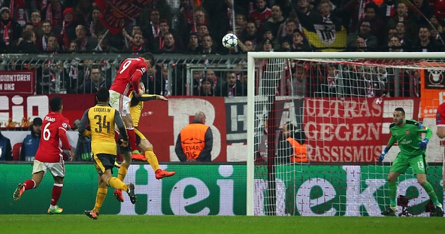 Đầu hiệp hai, Lewandowski tái lập thế dẫn điểm cho Hùm xám bằng một pha đánh đầu hiểm hóc.