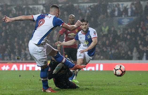 Những phút cuối cùng, dù rất cố gắng, đội chủ nhà cũng không thể có bàn gỡ.