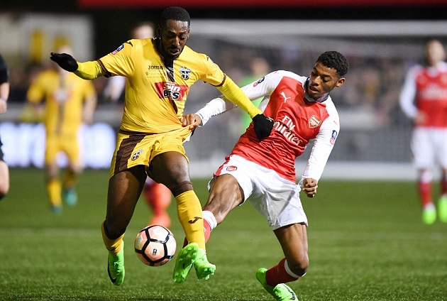 Dù xuất phát với nhiều gương mặt dự bị, Arsenal vẫn dư sức chiếm thế chủ động trên sân.