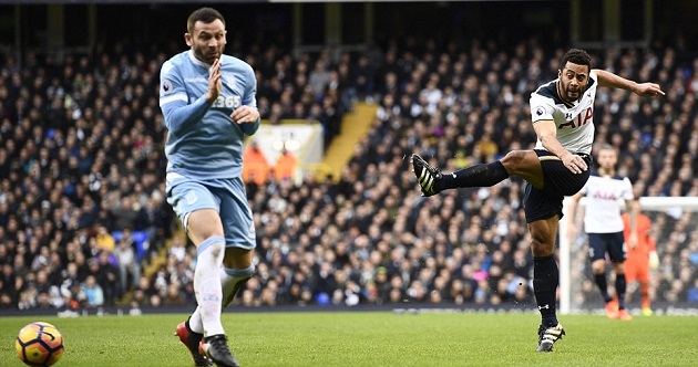 Dembele liên tục uy hiếp khung thành đội khách bằng những cú sút xa.