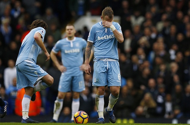 Các cầu thủ Stoke không giấu được nỗi thất vọng.