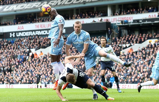 Tottenham lộ rõ ý định đánh phủ đầu ngay từ những phút đầu tiên.