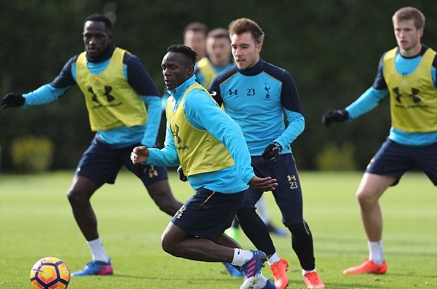 Victor Wanyama thể hiện khả năng dắt bóng.