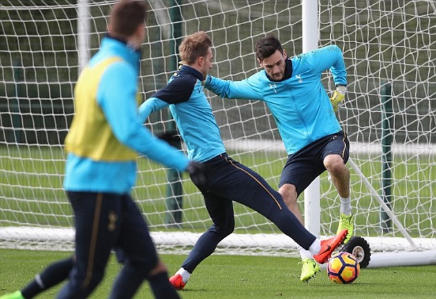 Lloris chơi chân cũng rất khá.