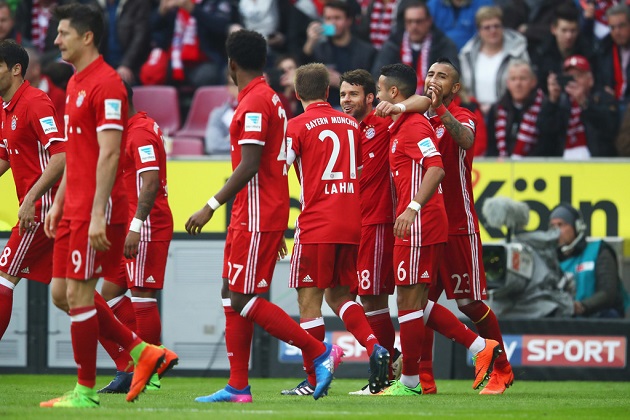 Niềm vui của các cầu thủ Bayern sau bàn thắng thứ hai.