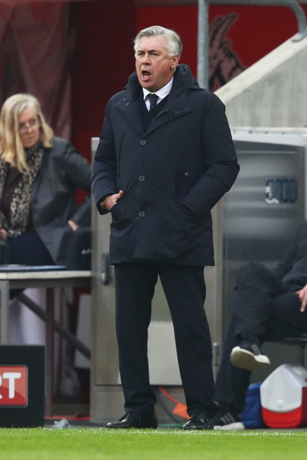 Ancelotti ra sức chỉ đạo ngoài đường pitch.