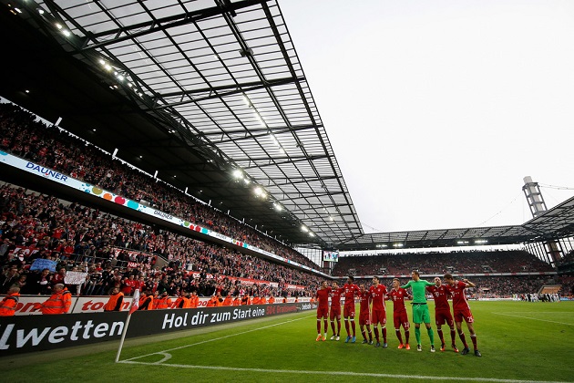 Các cầu thủ Bayern ăn mừng chiến thắng cùng các CĐV