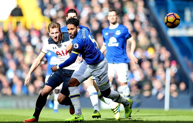 Các hậu vệ Everton không có phương án hữu hiệu ngăn chặn Kane.