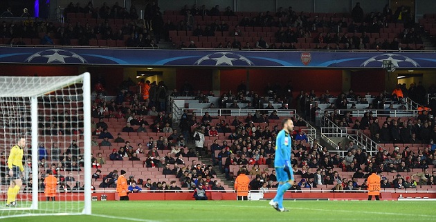 Nhiều khán giả đã bỏ về khi trận đấu còn chưa kết thúc.