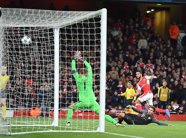 Walcott mở tỉ số ở phút 20.