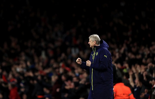 Ngoài đường biên ông Wenger vui mừng ra mặt.