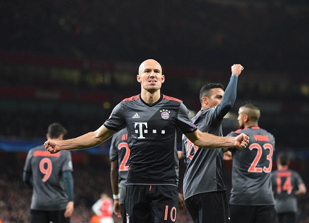 Robben dễ dàng nâng tỉ số lên 3-1 sau pha bóng bất cẩn của Sanchez.