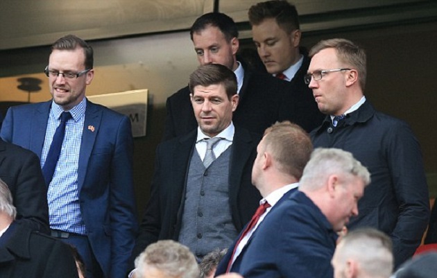 Huyền thoại Gerrard dự khán trên khán đài là sự cổ vũ to lớn với các cầu thủ Liverpool.