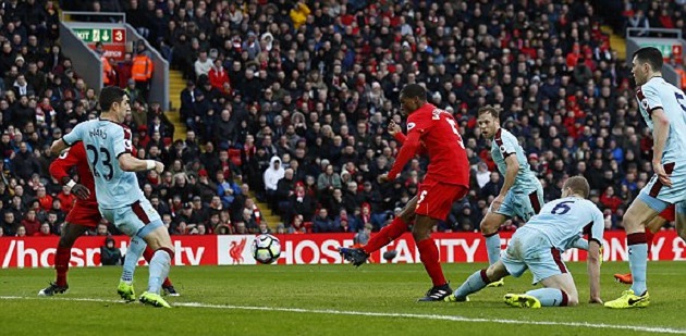 Mãi đến phút bù giờ của hiệp đầu tiên, họ mới mắc sai lầm.