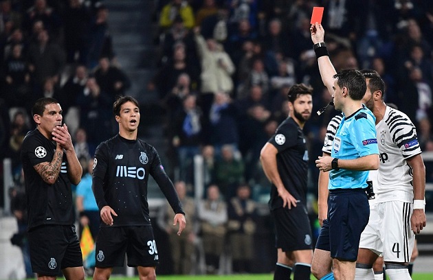 Phút 40, Maxi Pereira nhận thẻ đỏ sau khi để bóng chạm tay trong vòng cấm.