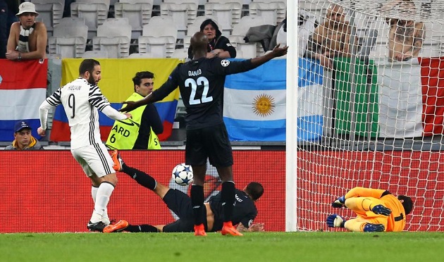 Đây là tình huống đáng lẽ Higuain đã có thể ghi bàn.