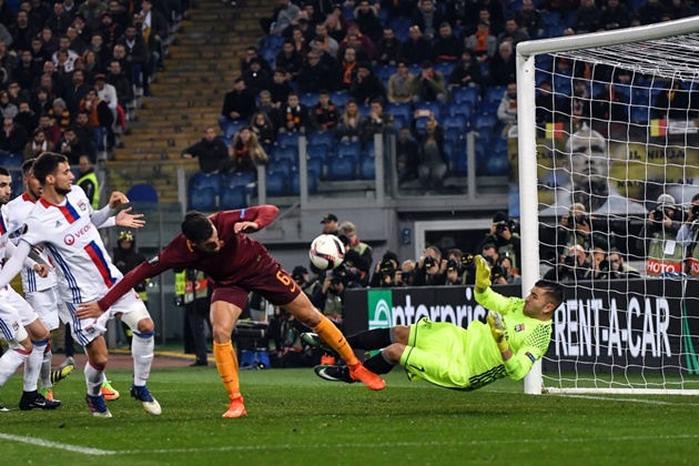 Tuy nhiên, chỉ một phút sau, Kevin Strootman đã nổ súng níu lại hi vọng cho Roma.