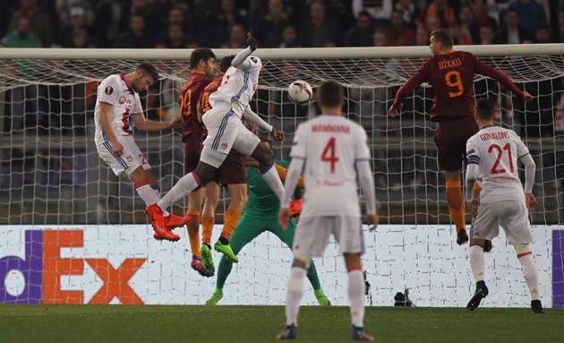 Mouctar Diakhaby đánh đầu dũng mãnh mở tỉ số ngay ở phút 16.