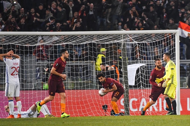Sang hiệp hai, cửa đi tiếp của Roma mở ra khi Lucas Tousart đá phản lưới nhà.