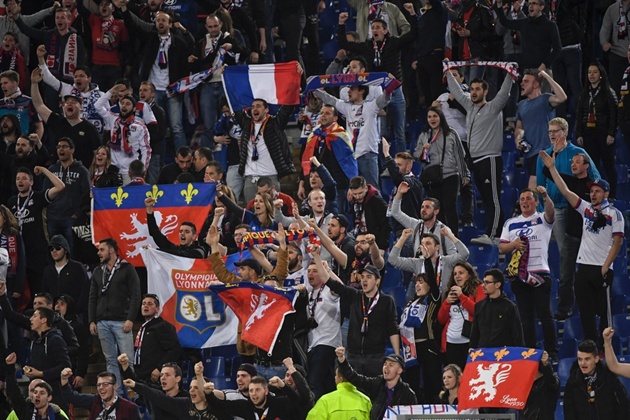 CĐV Lyon quả không uổng công lặn lội đến Ý cổ vũ.