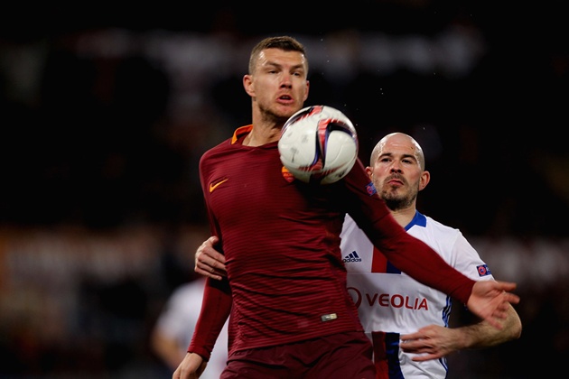 Dzeko im tiếng khi đội bóng cần anh nhất.